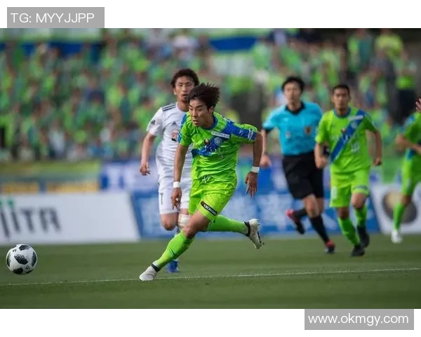 广岛三箭对决黑胜利争夺赛季巅峰荣耀的激烈较量 广岛三箭对决黑胜利争夺赛季巅峰荣耀的激烈较量